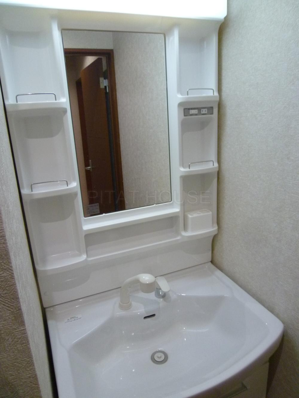 Wash basin, toilet. ◆ It is easy likely vanity use.