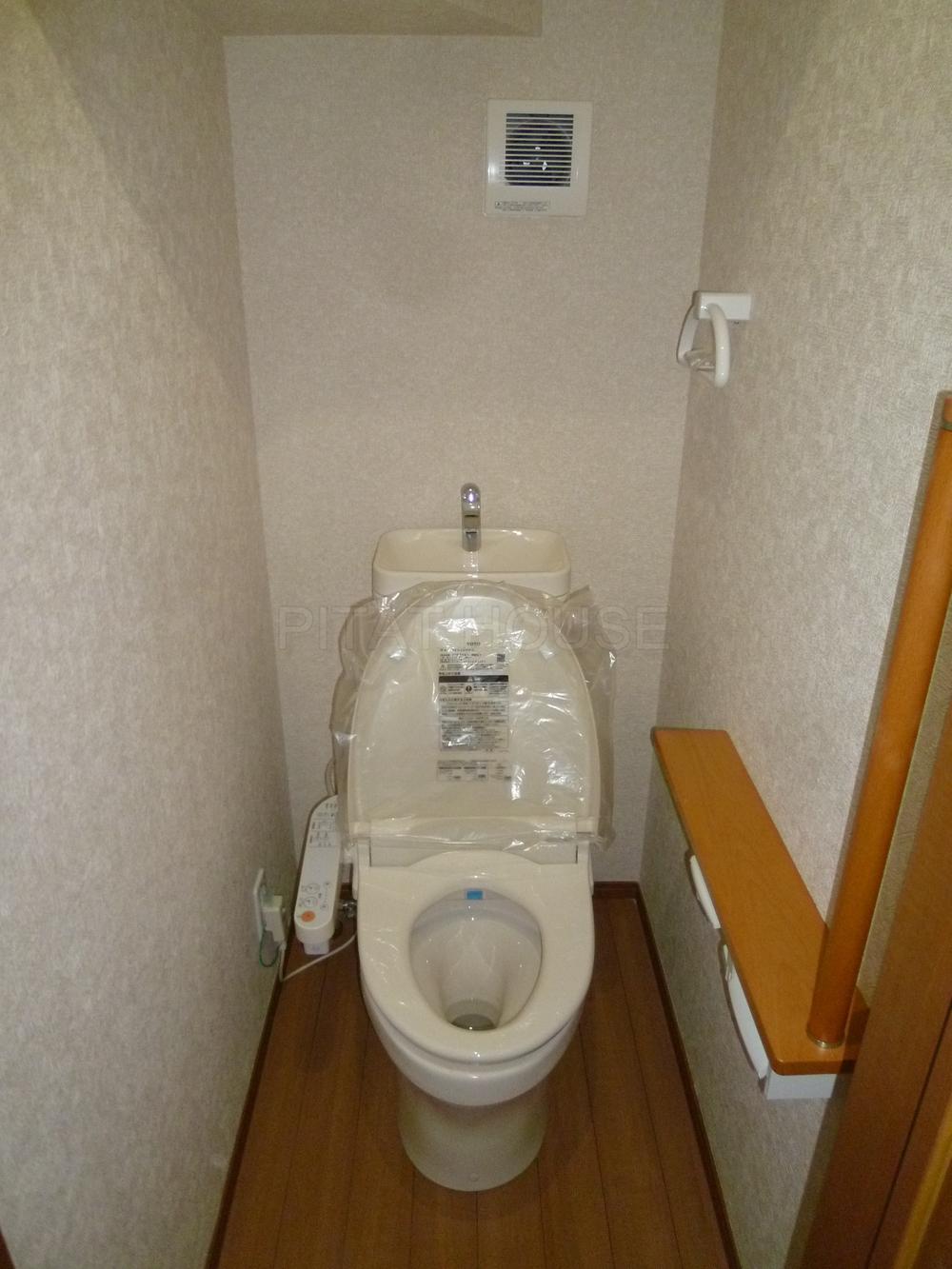 Toilet. ◆ Toilet is with the human sensor.