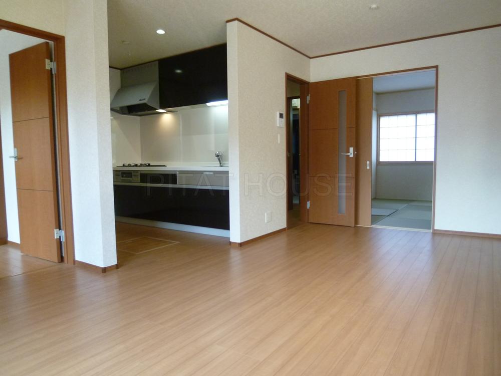 Living. ◆ It is bright and airy LDK.