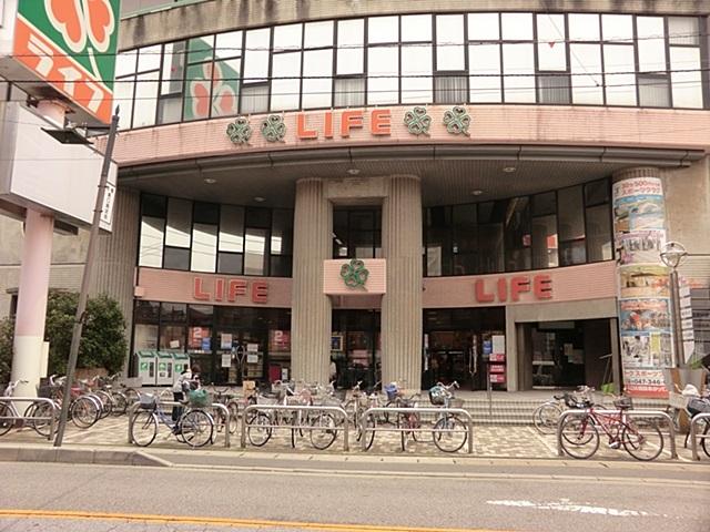 Supermarket. Life Corporation bridle bridge shop