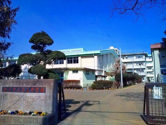 Junior high school. Established as 360m 1948 years Matsudo one Middle East part schools to Matsudo Municipal fifth junior high school, Next 1949 renamed. Founded 64 years. Historic junior high school, such as nationwide domination in soft tennis men's individual