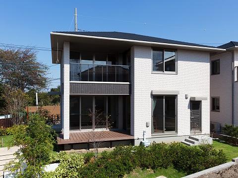 Beautiful house was built in the corner lot of land area 200.91 sq m (about 60 square meters). Earthquake-proof ・ Durable Steel Frame Structure. Adopted new ceramics with high thermal insulation performance is the outer wall. It has piloti terrace under the deep eaves (18 city blocks 23 ethyl)
