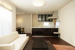 Around the open kitchen, I left the dining, The front is placed the living. System kitchen of calm color has an air of class feeling like a massive furniture (24 city blocks 7-4 ethyl)