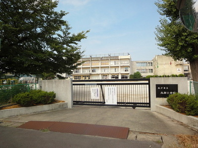 Primary school. 500m to the north elementary school (elementary school)