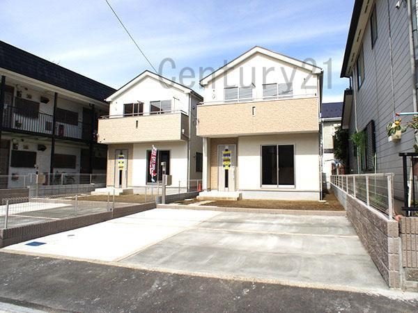 Local photos, including front road. Overall
