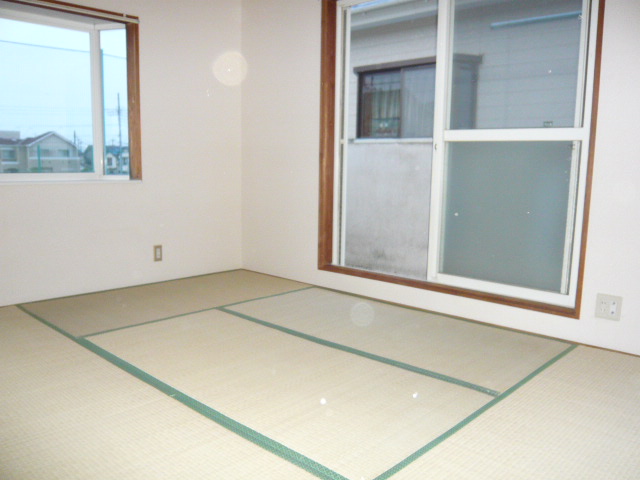 Living and room. Soothing Japanese-style room about 6 quires A bright room