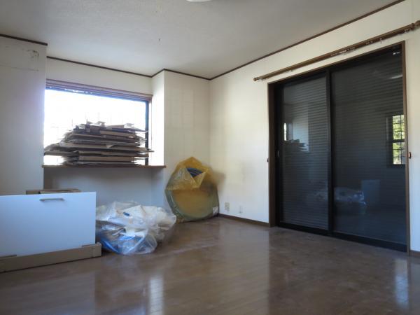 Kitchen. It is under renovation. And kitchen replacement.