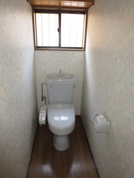 Living. It is under renovation. There are 15 quires living.