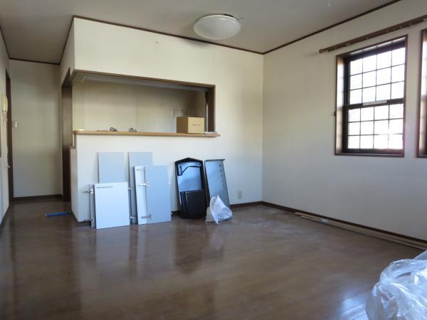 Living. It is under renovation. Kitchen face-to-face.