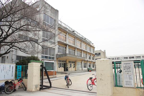 Primary school. 840m to the north elementary school