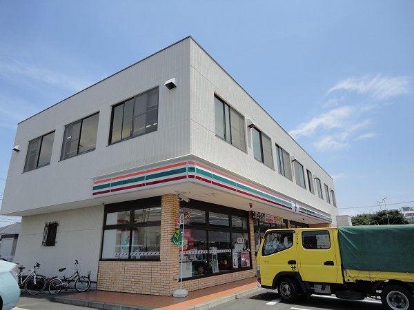 Convenience store. 288m to Seven-Eleven (convenience store)