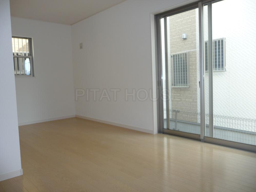 Living. ◆ Wide and bright living room.