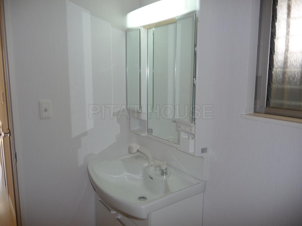 Wash basin, toilet. ◆ Vanity is vanity with easy-to-use three-sided mirror.
