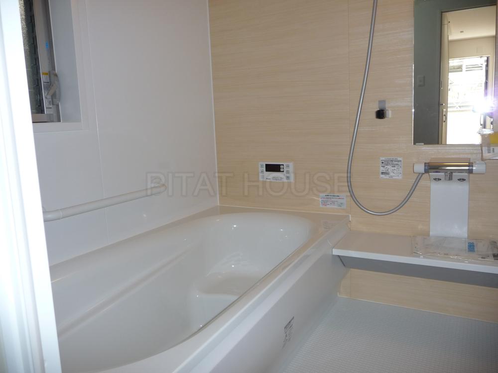 Bathroom. ◆ A window is a loose type of unit bus.