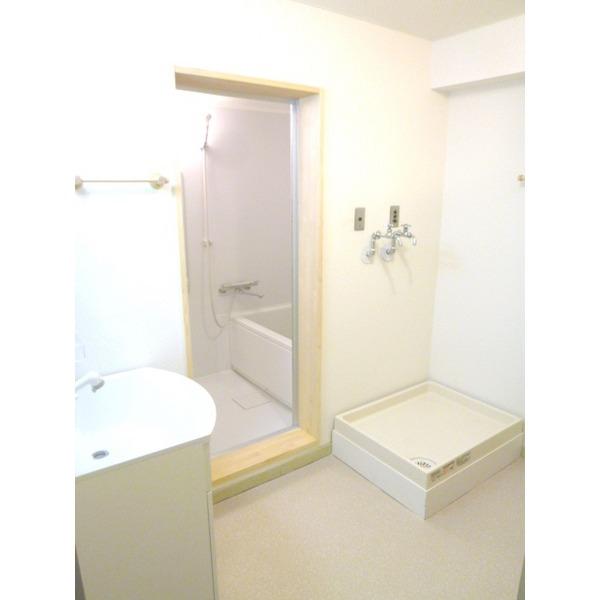Wash basin, toilet. Spacious washroom space