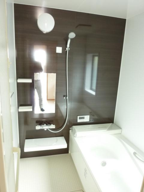 Bathroom. It is the unit bus of loose large 1 pyeong type. Ease be bathing with your children Full Otobasu ・ Warm bath ・ Enhancement feature Thermo floor Indoor (September 2013) Shooting