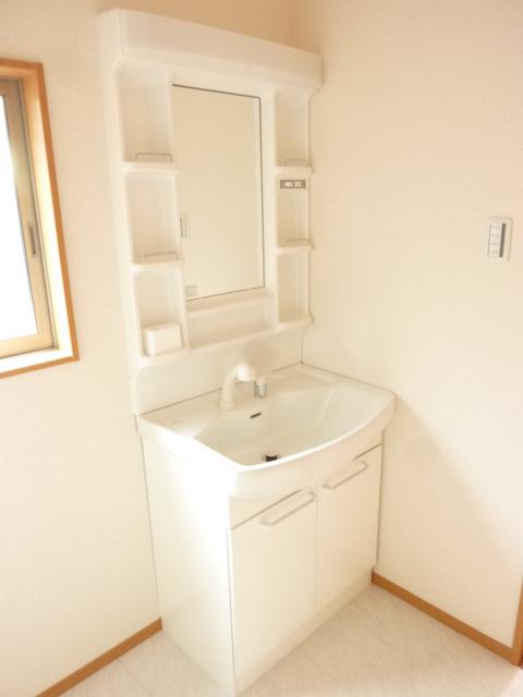 Wash basin, toilet. The installed under the floor housed in the washroom adopts airtight type! Also suppresses rattling when riding the cold air and moisture from the floor to the cut-off lid! ! Indoor (September 2013) Shooting