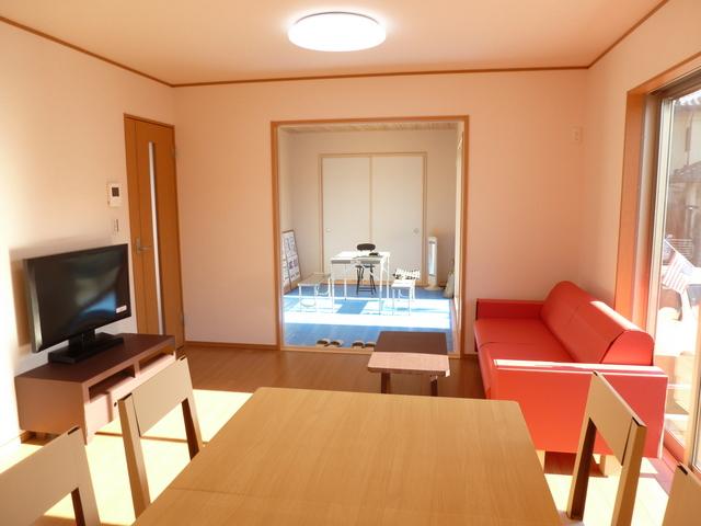 Living. Large space of about 20 tatami if releasing a Japanese-style room adjacent to the living room! living ・ It is on the south side of the Japanese-style room has secured a space of at least 5m. (1 Building) Shutter standard equipment (part) Indoor (September 2013) Shooting