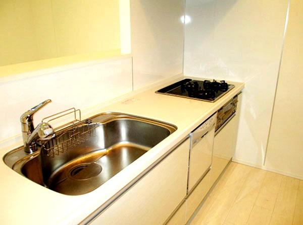 Kitchen. Dish washing and drying machine: face-to-face kitchen with a clean sense of the white tones, Washer-integrated faucet, Glass top stove (dish washing and drying machine, Kitchen stove grill is not used)