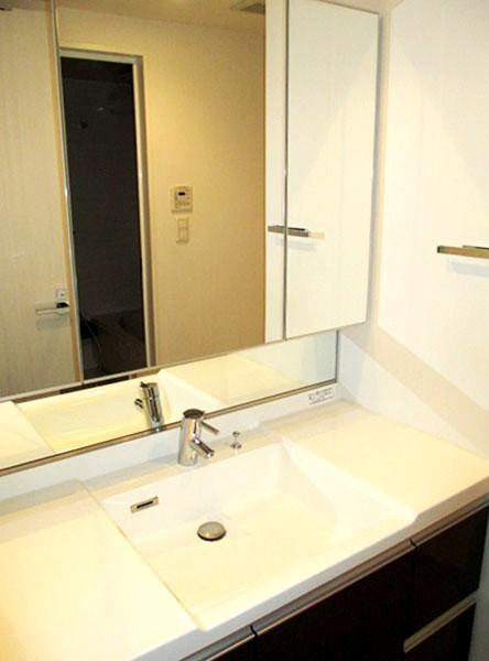 Wash basin, toilet. Counter-integrated basin bowl