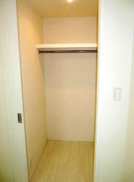 Receipt. Western-style 6.3 Pledge of walk-in closet