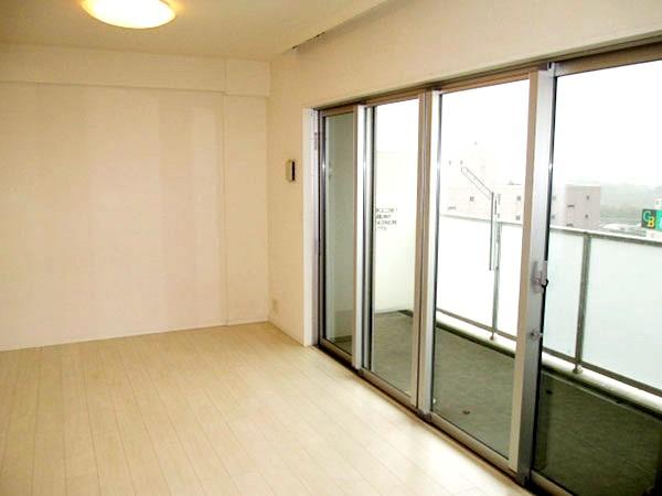 Living. A feeling of opening on the balcony surface living: energy-saving effect, Double-glazing with thermal effect