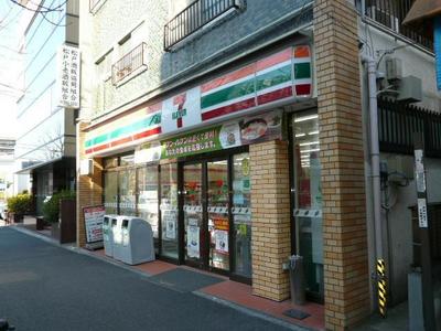 Convenience store. 304m to Seven-Eleven (convenience store)