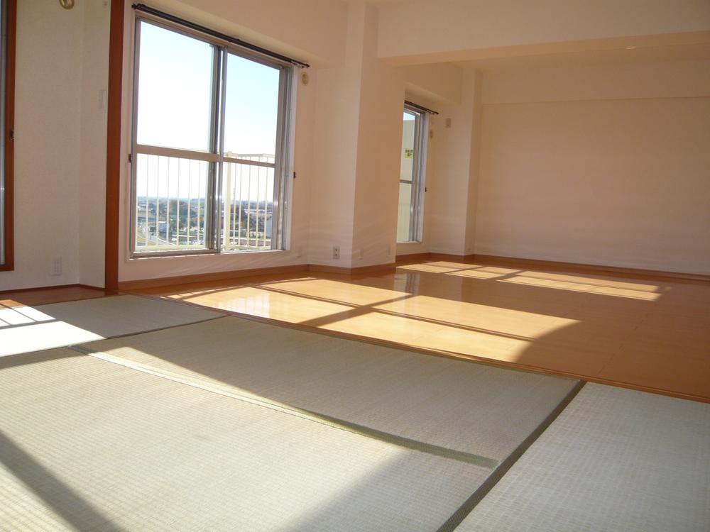 Non-living room. Furthermore spacious space and remove the sliding door of a Japanese-style room!