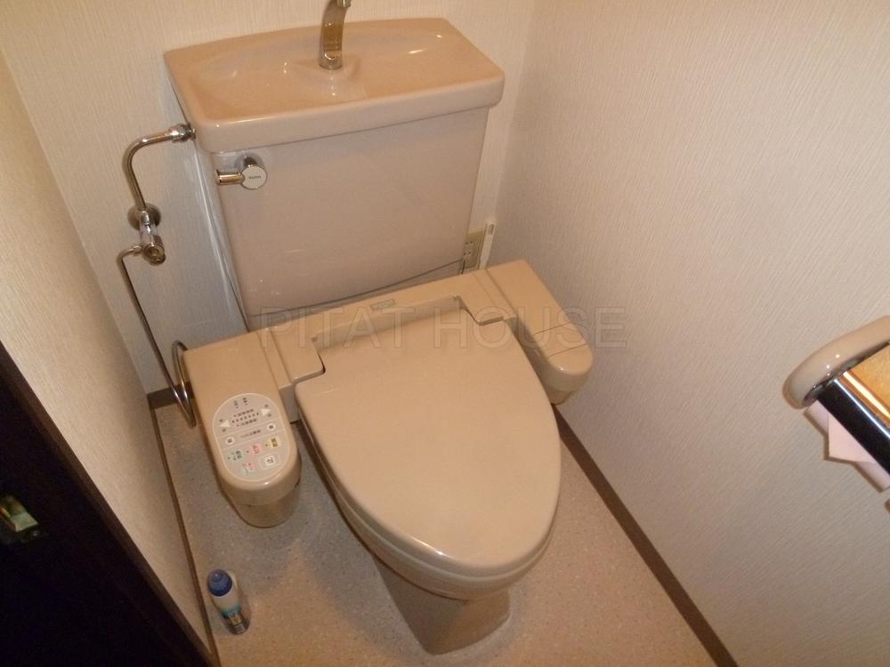 Toilet.  ◆ Toilet.