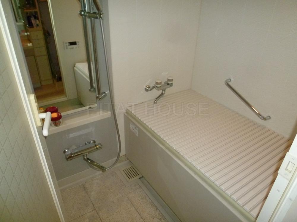 Bathroom.  ◆ It is the unit bus of comfortable size.