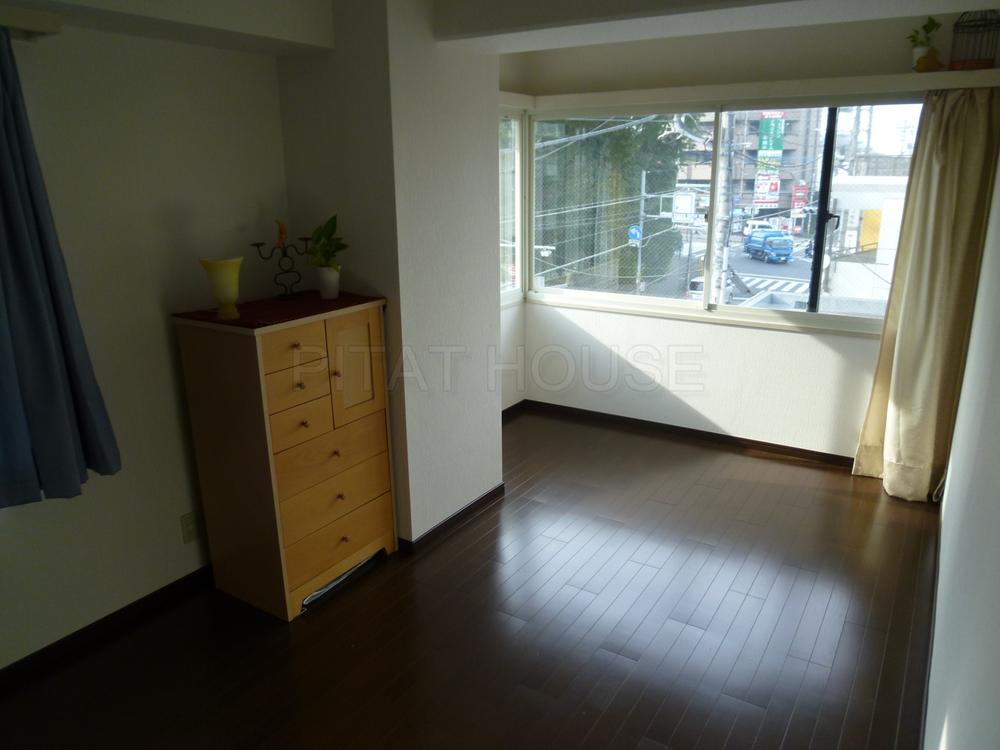 Non-living room.  ◆ Since it is a corner dwelling unit, North side of the room is also bright.