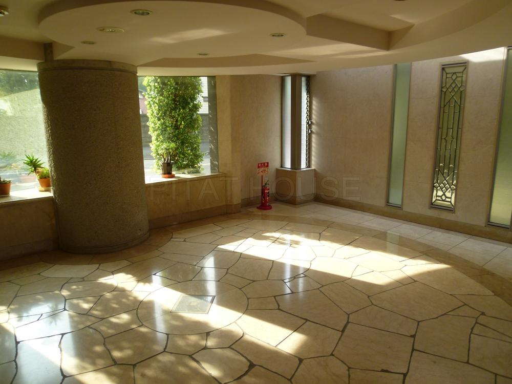 lobby.  ◆ It is the feeling of luxury drifts Entrance Hall.