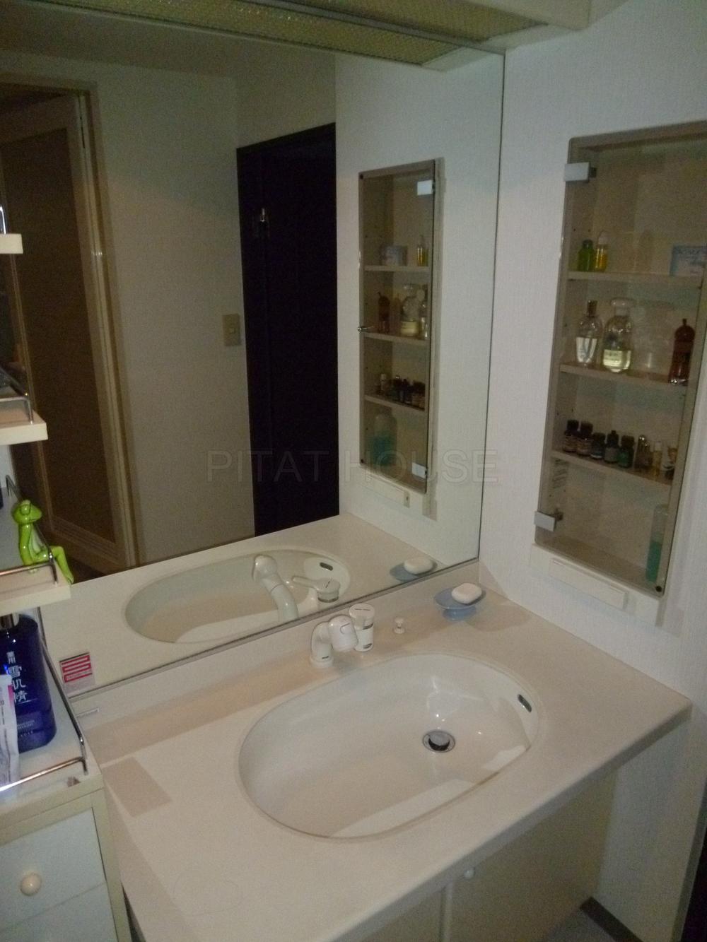 Wash basin, toilet.  ◆ It is the vanity of a large mirror.