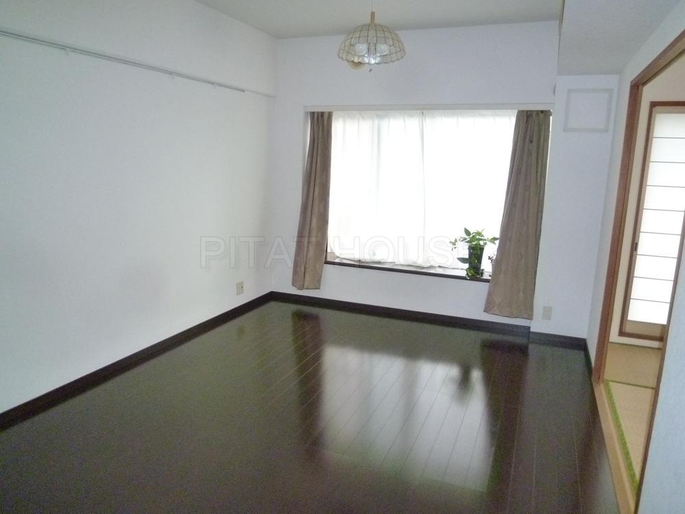 Living.  ◆ Bright, beautiful living room facing south.