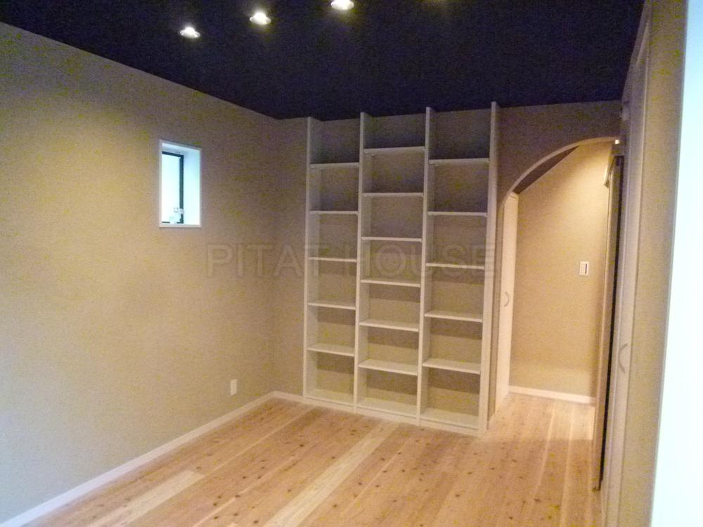 Non-living room. ◆ The first floor of the Western-style is, Stylish interior with a shelf of built-in.