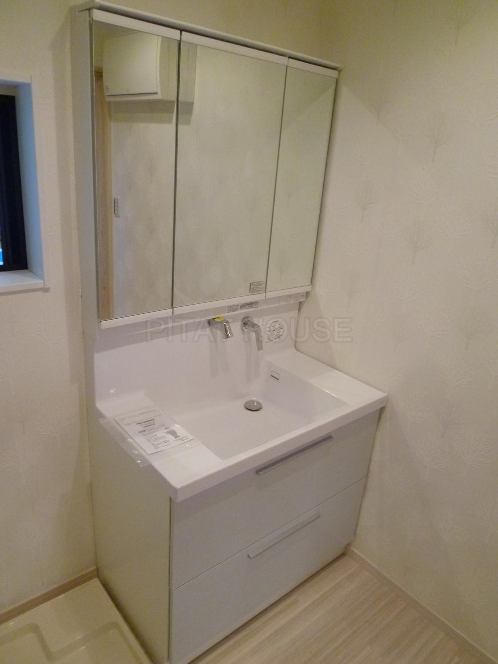 Wash basin, toilet. ◆ Basin is a vanity with a wide type of three-sided mirror.