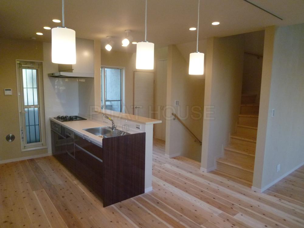 Living. ◆ Lighting also comes with all rooms. It is very tastefully decorated.