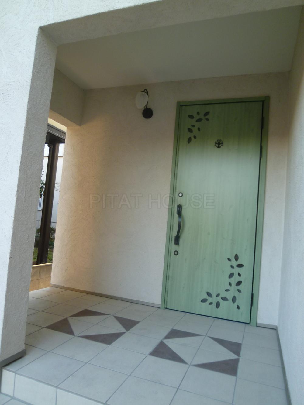 Entrance. ◆ Stylish entrance porch of the French-style.