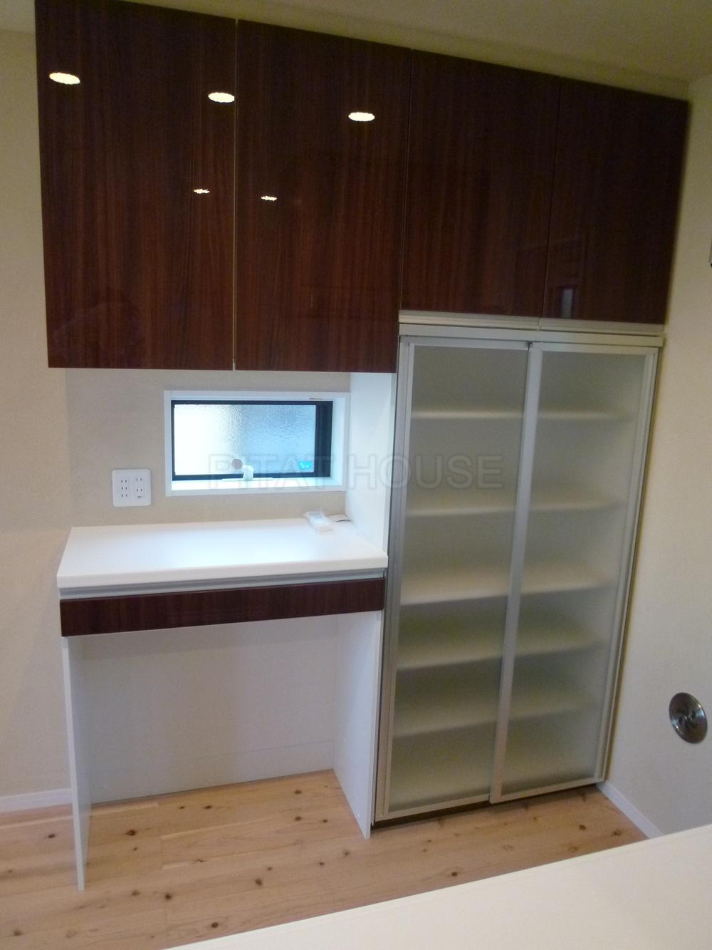 Other Equipment. ◆ It is with cupboard of glad build attached to wife.