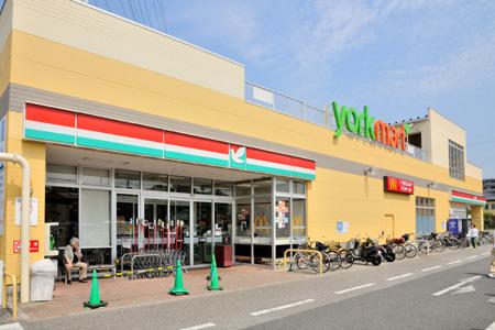 Supermarket. To York Mart Aobadai shop until 10 pm 560m and serves, It is also useful in shopping after work.