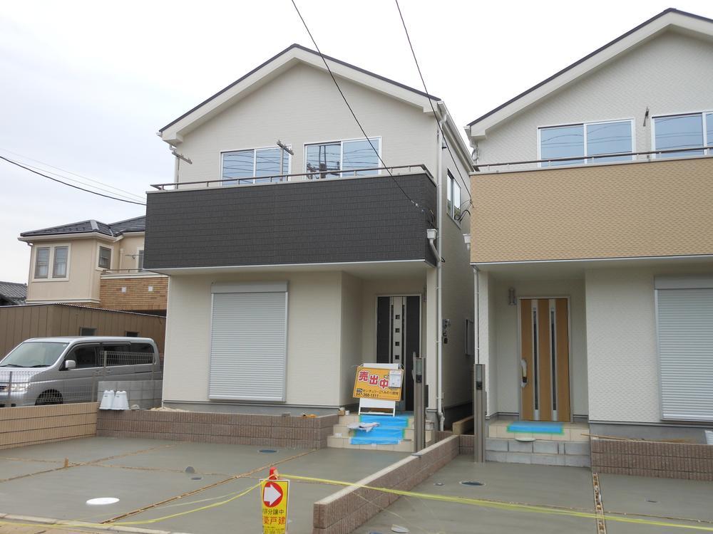 Local photos, including front road. South road spacious two buildings site