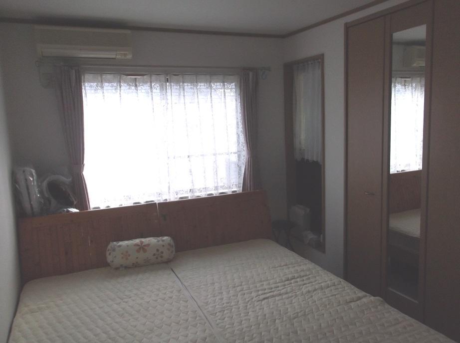 Non-living room. Bright Western-style With happy full-length mirror to women.