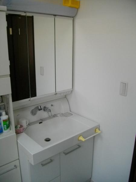 Wash basin, toilet. Three-sided mirror with your easy to vanity