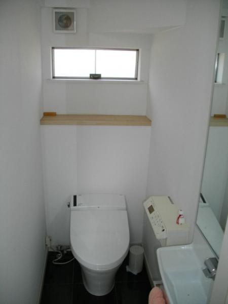 Toilet. Wash-basin with a tankless toilet