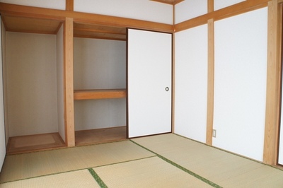 Living and room. Calm Japanese-style room is also recommended!