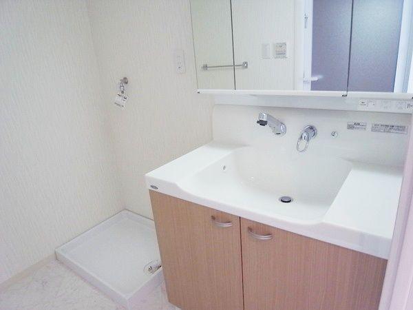 Wash basin, toilet. Good per sun