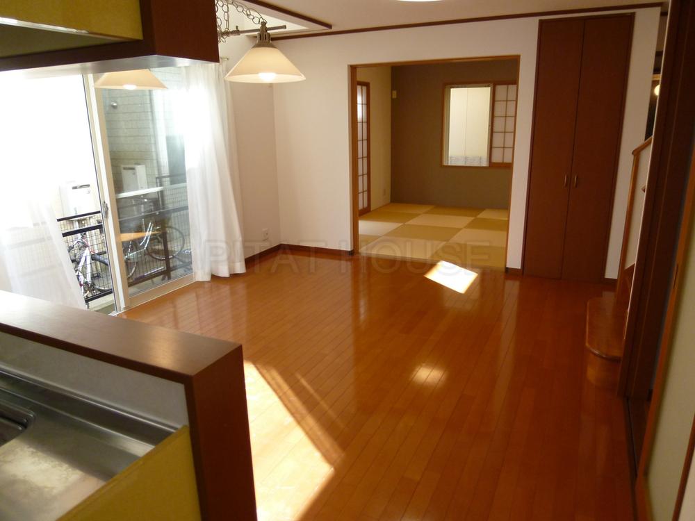 Living. ◆ Airy living room, When connecting a Japanese-style room will be 20 Pledge.