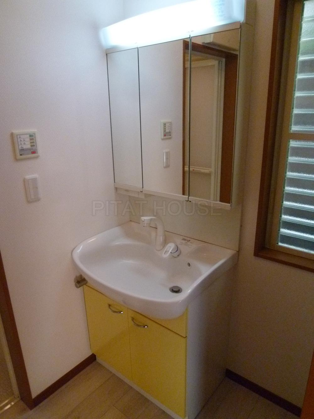 Wash basin, toilet. ◆ Vanity is vanity with easy-to-use three-sided mirror.