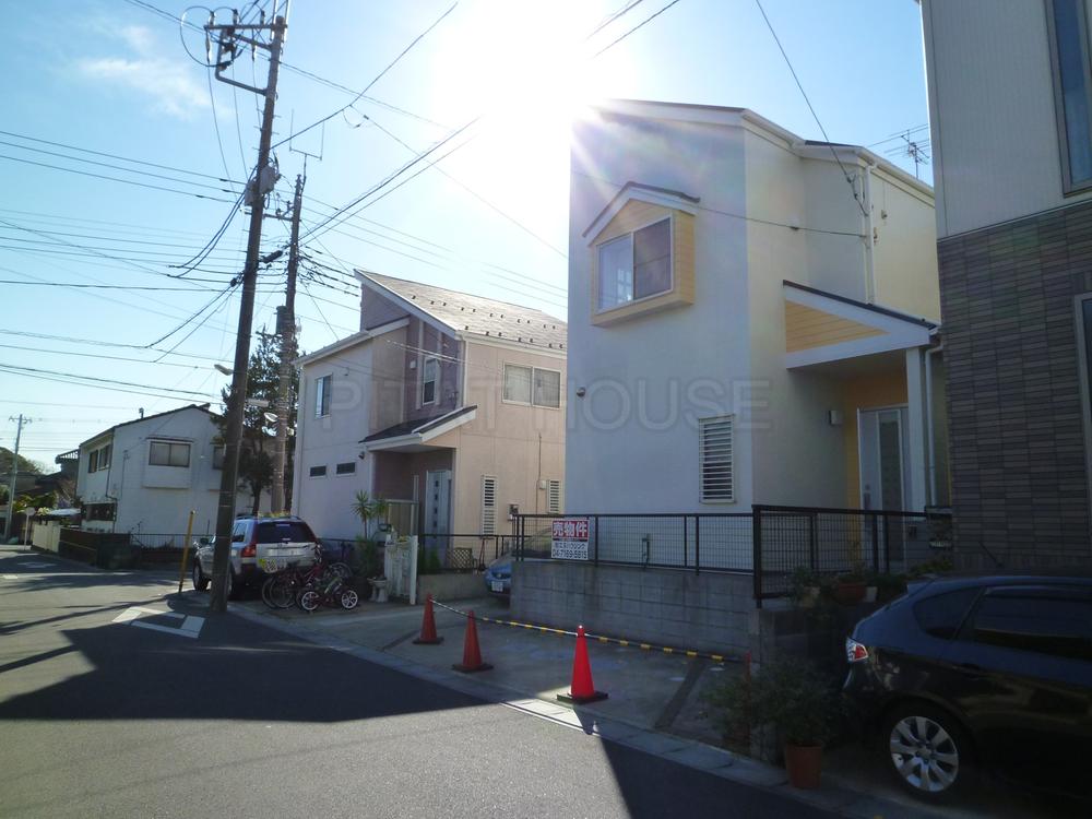 Local photos, including front road. ◆ Front road is also widely open.