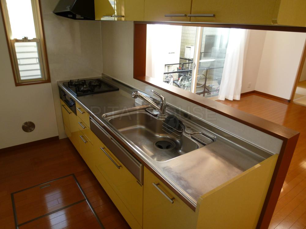 Kitchen. ◆ The window also there is a bright counter kitchen.